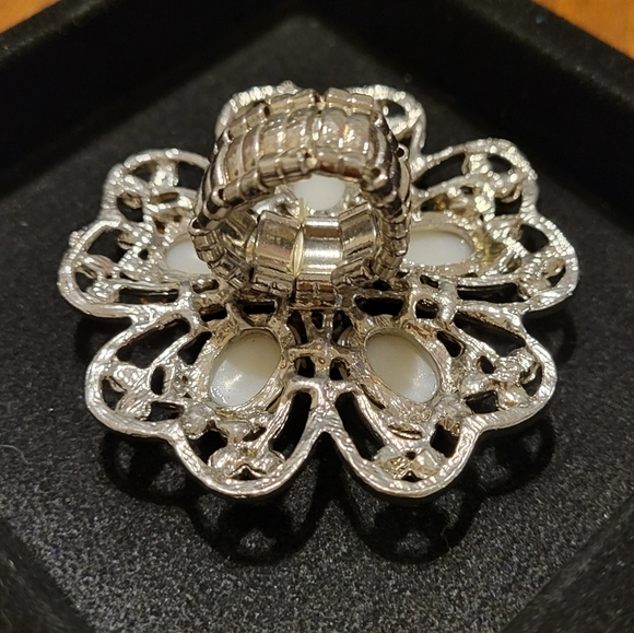 Elegant Silver Flower Ring, size 4.5 with stretch band, Rhinstone & Pearl - Picture 2 of 3
